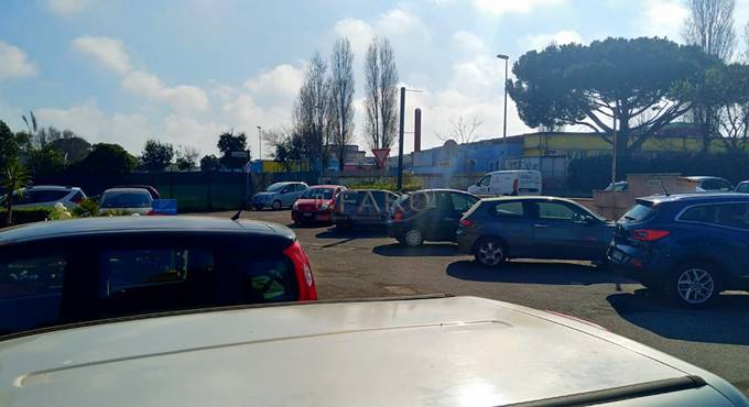 Fiumicino: tenta di investirlo con l’auto, “rissa” tra anziani ai banchi del mercato