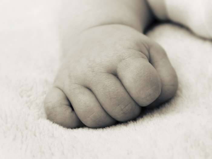 Mamma si addormenta mentre allatta: il neonato muore soffocato