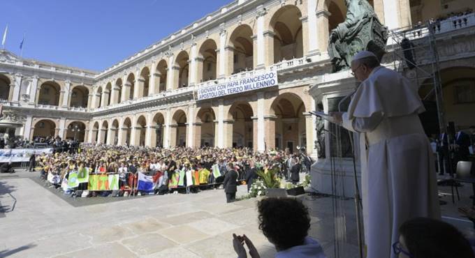 “Cristo vive”, Papa Francesco a Loreto firma l’esortazione post sinodale dedicata ai giovani