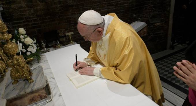 “Cristo vive”, Papa Francesco a Loreto firma l’esortazione post sinodale dedicata ai giovani