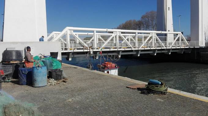 Fiumicino, Ponte Due Giugno di nuovo bloccato, traffico in tilt