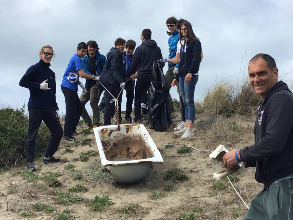 Capocotta, i soci e gli atleti del Tognazzi Marine Village impegnati a ripulire la duna