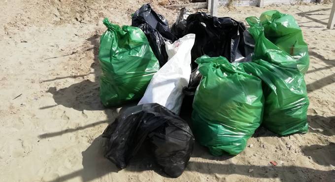 Anzio, volontari all’opera per ripulire la plastica dalla spiaggia libera