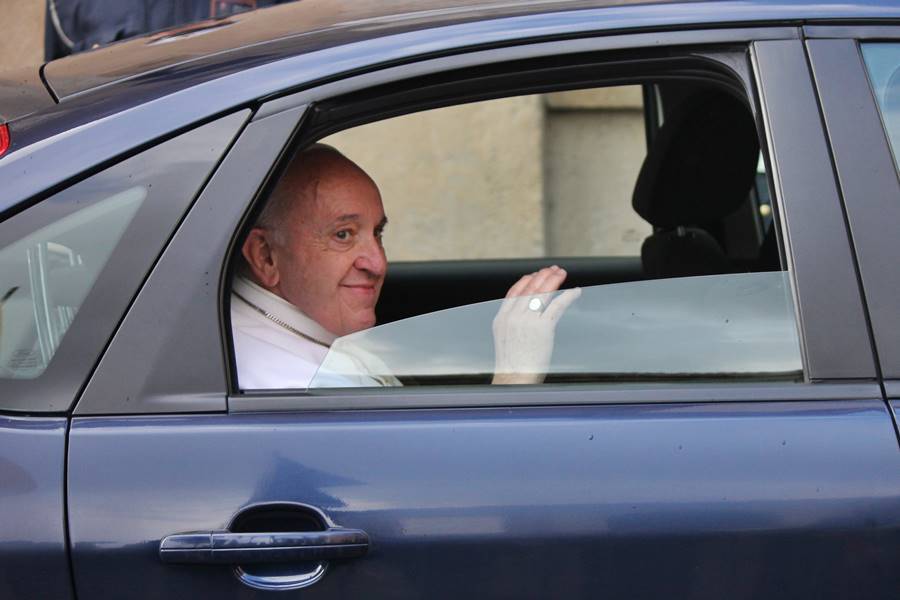 Papa Francesco: “La società si arricchisce con il dialogo tra la scienza e la fede”