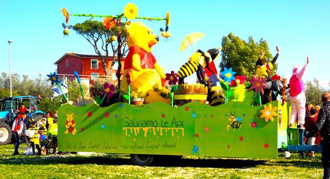 Carnevale 2019, a Testa di Lepre sfilano i carri delle quattro contrade del borgo