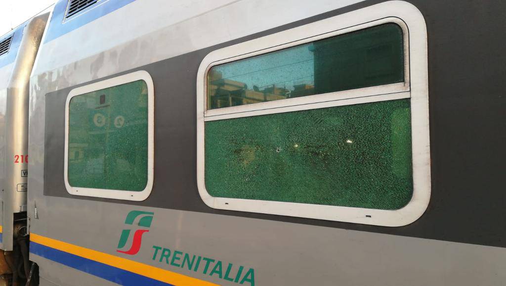 Vandalizzato un treno Vivalto nella stazione di Nettuno