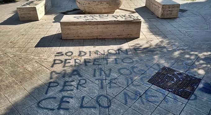 Cerveteri: scritte e insulti, i vandali imbrattano Piazza Gramsci