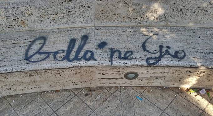 Cerveteri: scritte e insulti, i vandali imbrattano Piazza Gramsci