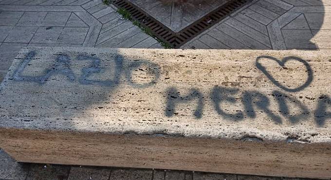 Cerveteri: scritte e insulti, i vandali imbrattano Piazza Gramsci