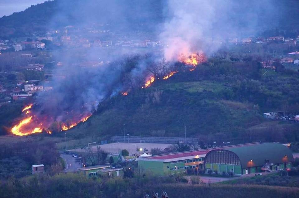 Vasto incendio a Penitro, la collina avvolta dalle fiamme