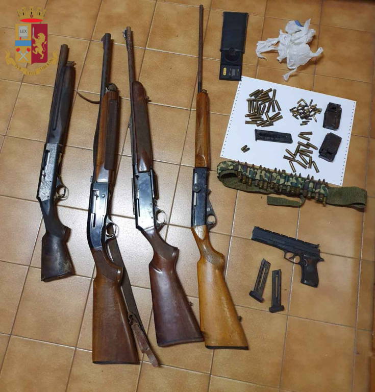 Latina, ereditano delle armi ma non avvisano la polizia: 3 persone nei guai