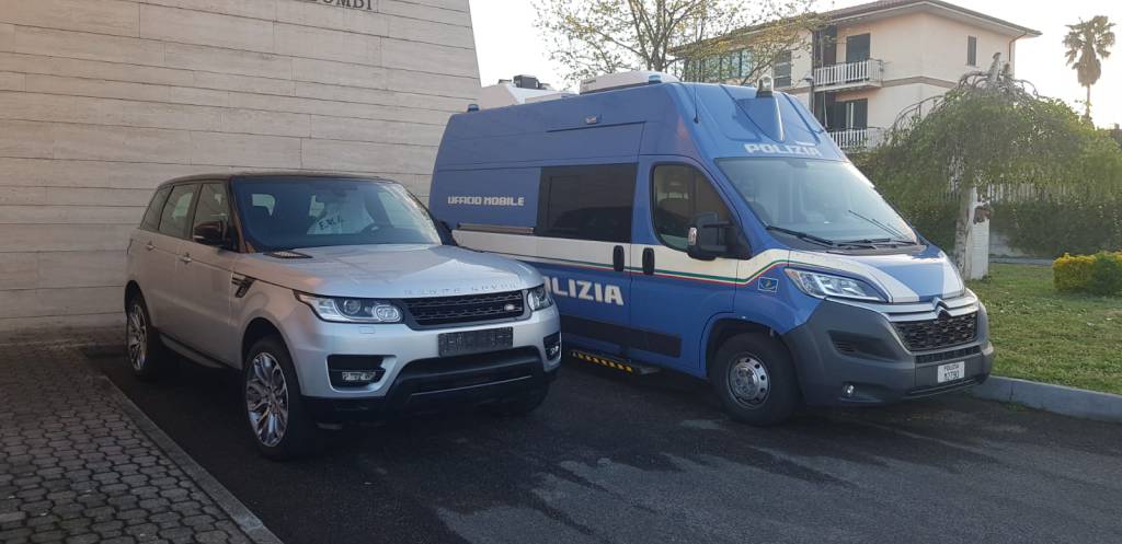 Ruba una Range Rover a Bologna, arrestato dopo un’inseguimento sulla Pontina