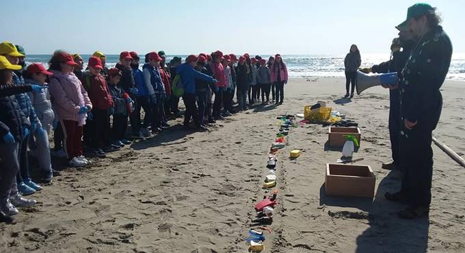A Cerveteri arriva la Banda Riciclante, studenti all’opera per ripulire le spiagge