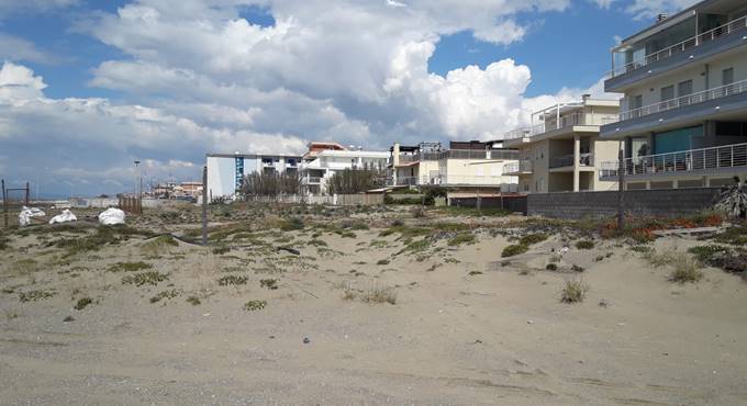 Fiumicino, Cini: “Bonificata l’area dell’ex chiosco ‘Ultima Spiaggia’”