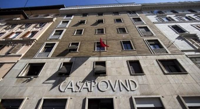 Roma, blitz della Raggi da Casapound: “Via la scritta dall’edificio” – VIDEO