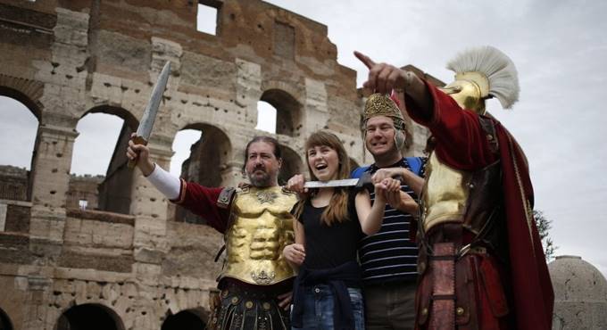 Ordinanza anti-centurioni a Roma, Assotutela: “Per la Raggi esistono monumenti di serie B”