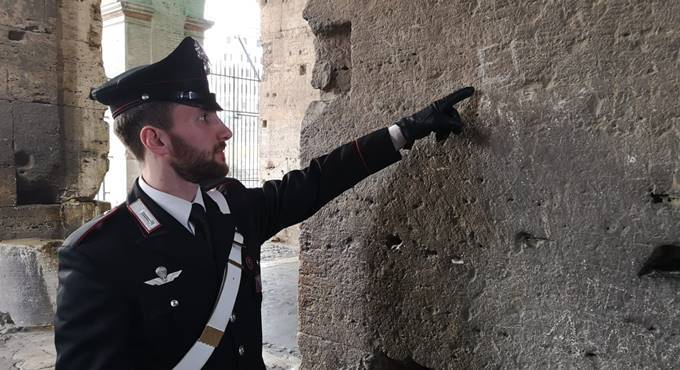 Roma: incide le iniziali dei familiari sul Colosseo, denunciata turista israeliana