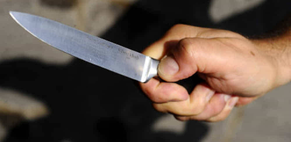 Minacciava madre e fratello con un coltello da cucina, in arresto un uomo a Terracina