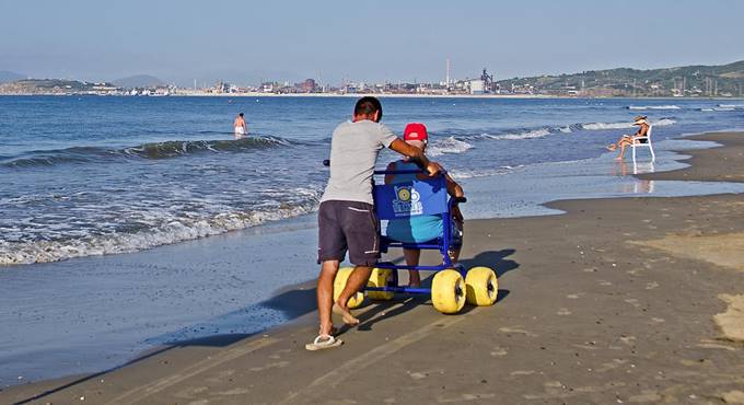 A Ladispoli spiagge libere accessibili ai disabili con passerelle e sedie job
