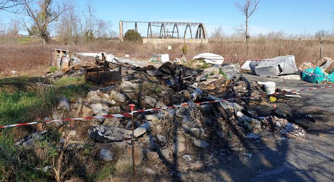 Roma, 300 metri cubi di rifiuti pericolosi abbandonati sulle rive del Tevere