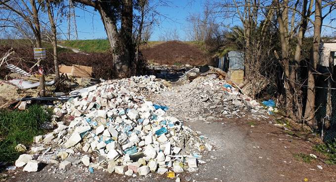 Roma, 300 metri cubi di rifiuti pericolosi abbandonati sulle rive del Tevere