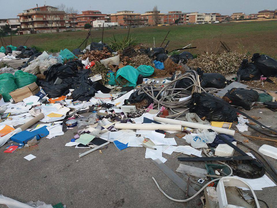 Ardea, sempre più discariche abusive: “E’ un’emergenza rifiuti continua”