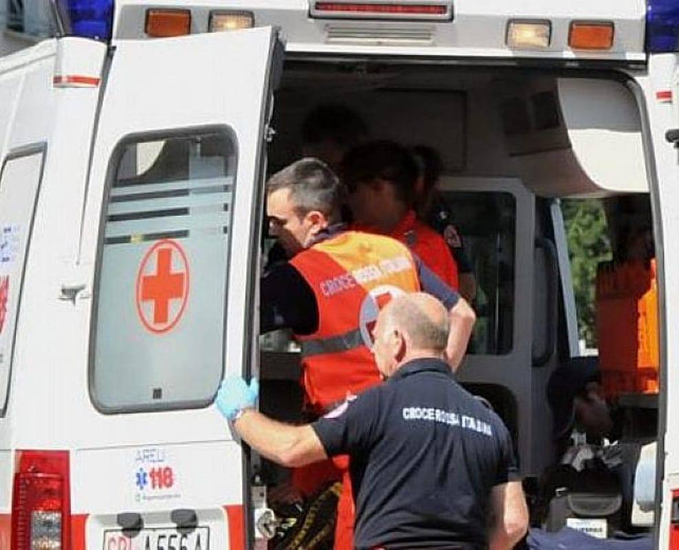 Roma, auto fuori controllo travolge i pedoni alla fermata del bus: due bambine in ospedale