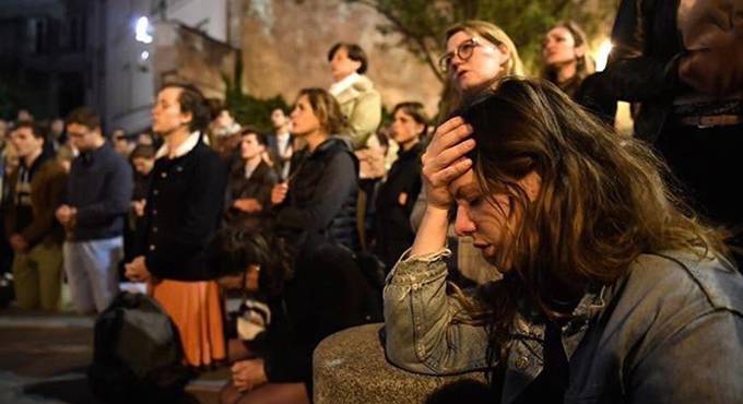 Parigi, in migliaia pregano l’Ave Maria davanti a Notre Dame in fiamme – VIDEO