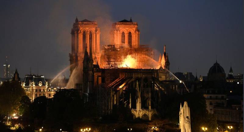 La promessa di Macron: “Ricostruiremo Notre Dame in 5 anni”