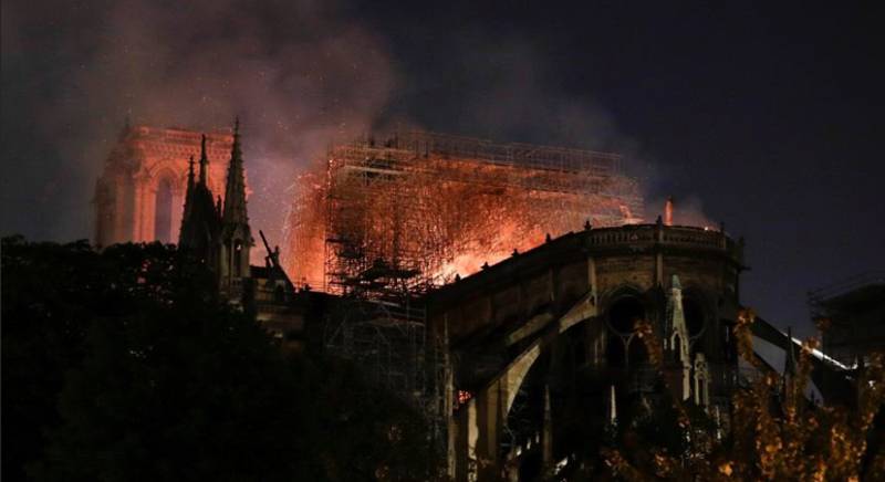 Parigi, in fiamme la cattedrale di Notre Dame