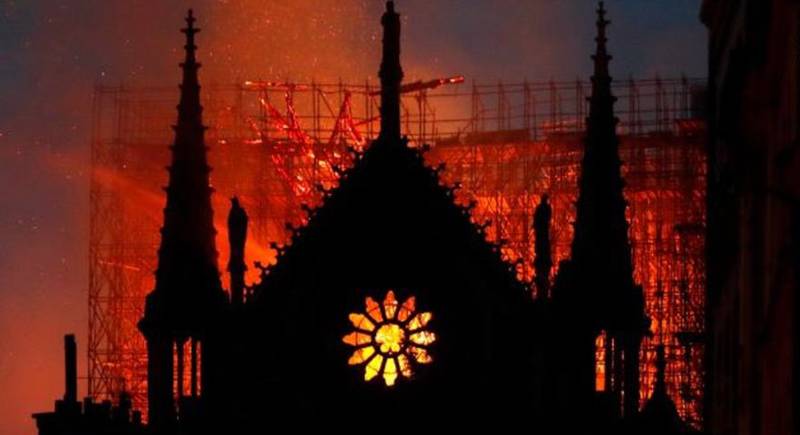 La promessa di Macron: “Ricostruiremo Notre Dame in 5 anni”