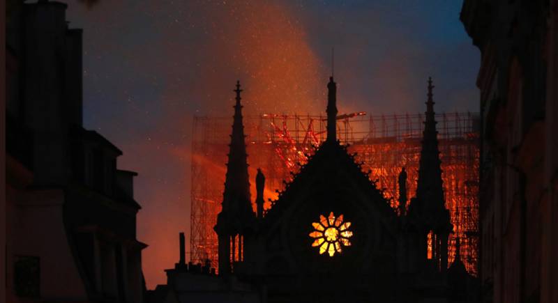 Notre Dame risorge dalle ceneri: entro l’estate “nuove” vetrate