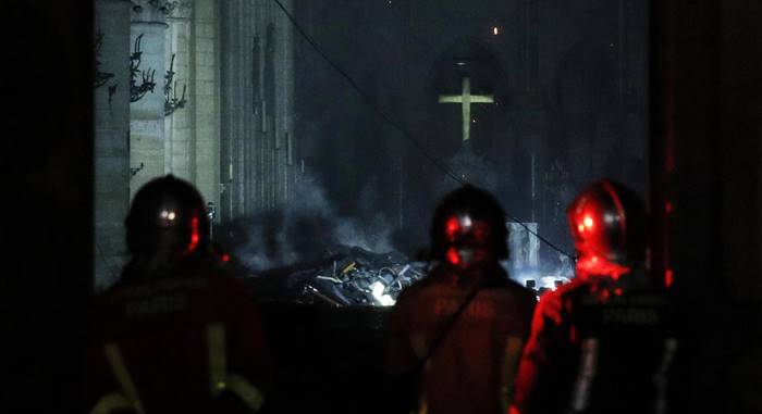 Parigi, le foto dell’interno di Notre Dame dopo l’incendio: intatti l’altare e la croce