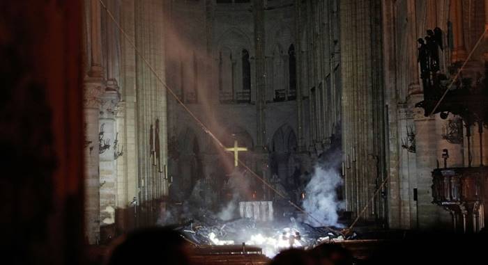 Notre-Dame come una sterpaglia: a fuoco per una sigaretta?