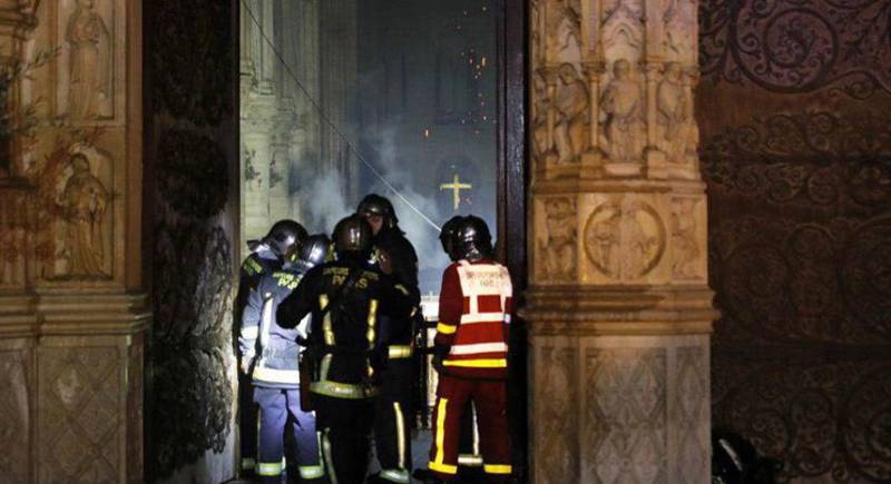 La promessa di Macron: “Ricostruiremo Notre Dame in 5 anni”