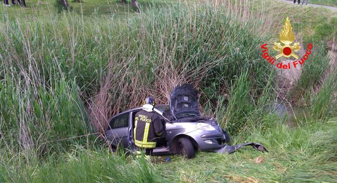 Incidente a Terracina, i pompieri salvano una donna rimasta intrappolata nell’abitacolo