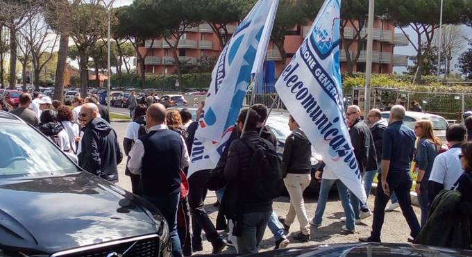 Vertenza Wind Tre, Ugl e lavoratori in piazza per dire “No” al trasferimento