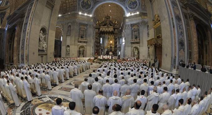 Messa Crismale, il Papa ai preti: “Sporcatevi le mani con la gente”