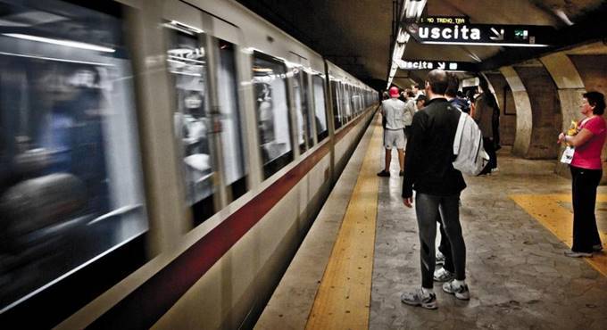 Roma, donna muore incastrata sotto un convoglio della metro A