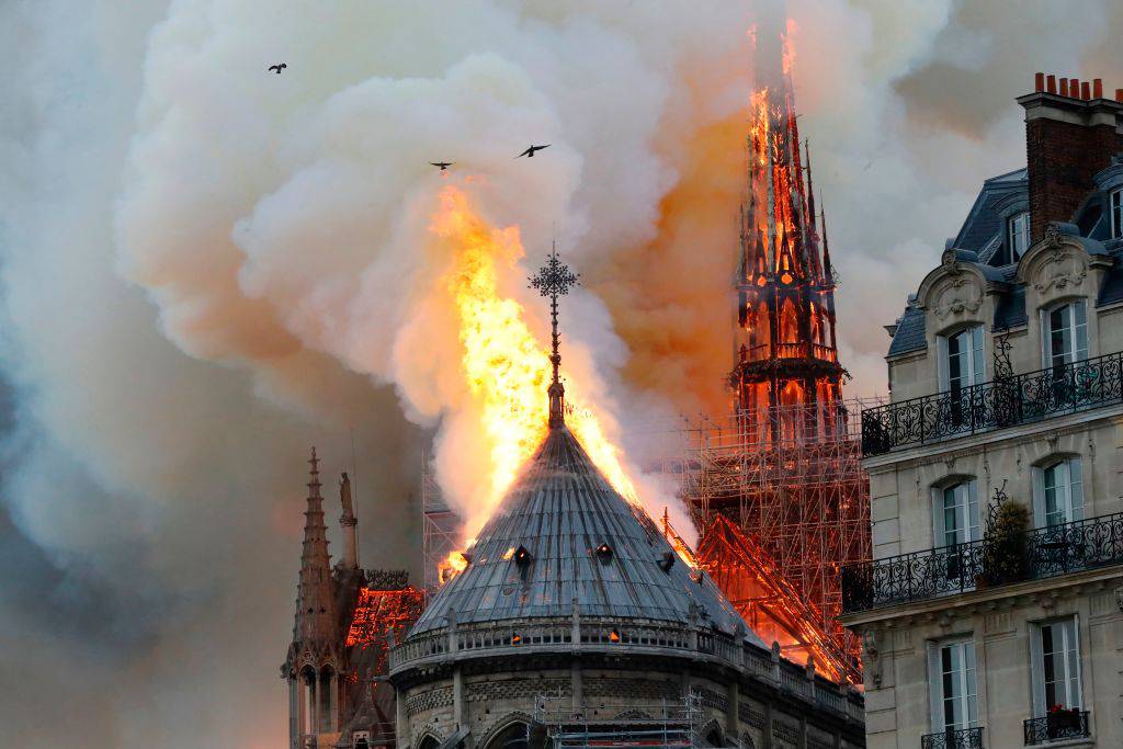 Notre Dame, il Paris Saint Germain: “Immenso dolore, vicini alle persone impegnate nell’incendio”