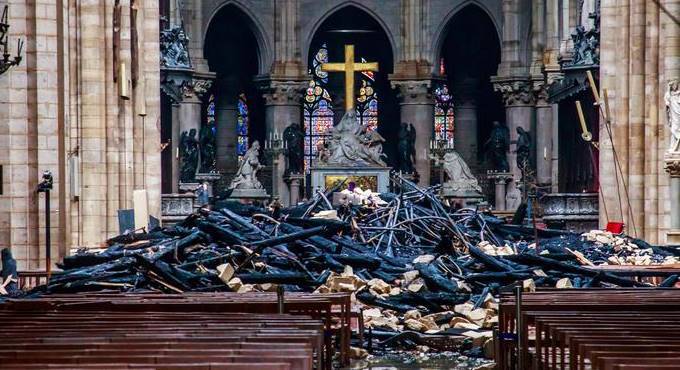 “Salve” le opere d’arte di Notre Dame, i tesori della cattedrale trasferiti al Louvre