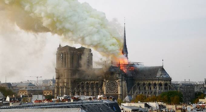 Notre-Dame come una sterpaglia: a fuoco per una sigaretta?