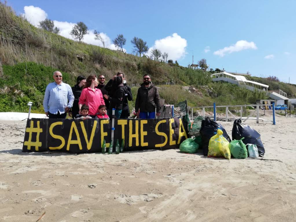 Anzio, cittadini e volontari per ripulire la spiaggia a Lido delle Sirene
