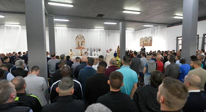 Messa in Coena Domini, il Papa si inginocchia e lava i piedi a 12 detenuti