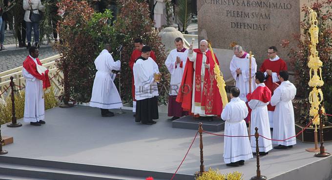 Domenica delle Palme, il Papa: “Con la croce non si può negoziare, o la si abbraccia o la si rifiuta”