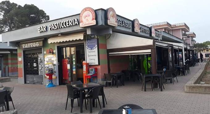 Ardea: banda di rom assalta una pasticceria, i clienti fuggono impauriti
