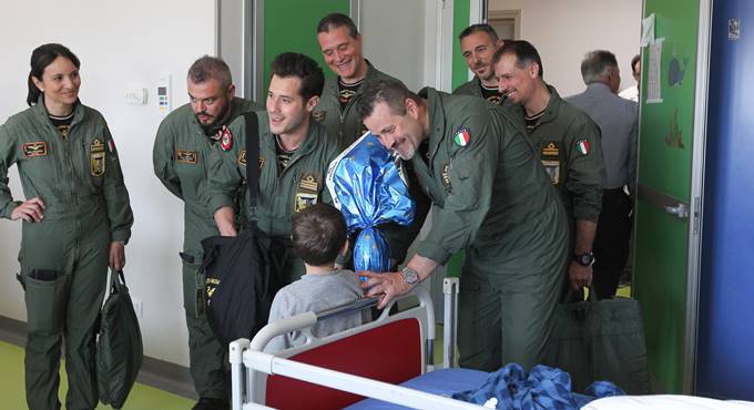 Latina, i piloti dell’Aeronautica Militare regalano uova di cioccolata ai piccoli pazienti del “Goretti”