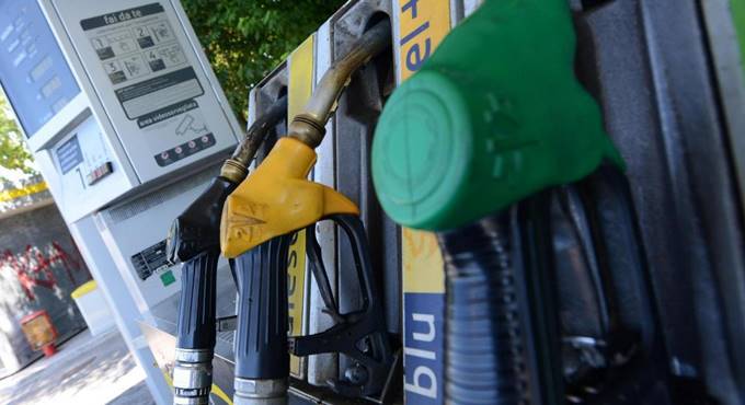 Carburanti, prezzi in calo: quanto costano oggi benzina e disel