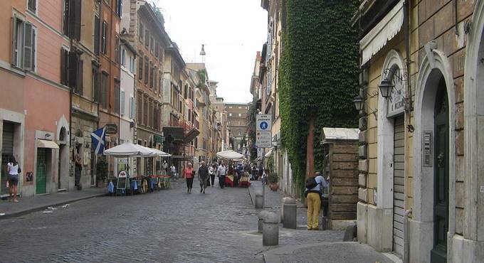 Roma, a passeggio per le vie del centro con in tasca una pistola e un punteruolo