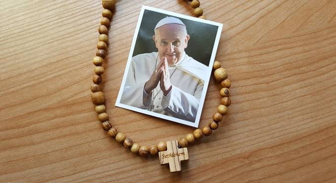 San Giorgio, Papa Francesco festeggia il suo onomastico regalando 6mila rosari ai giovani